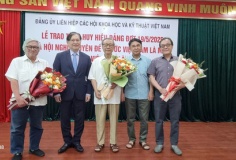 Liên hiệp Hội Việt Nam trao huy hiệu Đảng cho 26 đảng viên