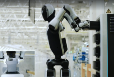 Robot đầu tiên trên thế giới biết tự thay pin