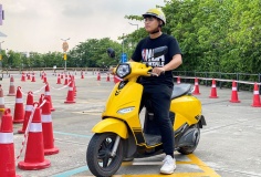 Người dân ba miền hào hứng mang xe máy xăng cũ đi đổi xe điện mới: Lên đời xe xịn, giá ưu đãi hấp dẫn với thủ tục siêu nhanh gọn
