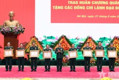 Trao Huân chương Quân công tặng các đồng chí lãnh đạo Bộ Quốc phòng