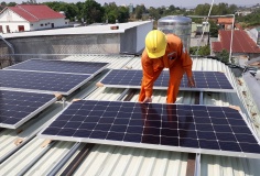 Lắp điện mặt trời mái nhà tự dùng không đăng ký có thể bị phạt