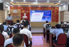 Cán bộ, nhân viên đường sắt Vinh thực hành ứng dụng AI 