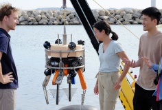 Robot lặn tự động thu gom rác biển