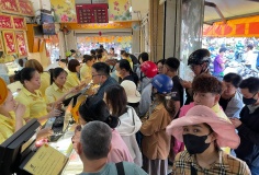 TPHCM áp dụng đăng ký trực tuyến khi mua vàng, Hà Nội vẫn giao dịch tại cửa hàng