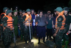 Thủ tướng kiểm tra công tác ứng phó mưa lũ tại vùng ven sông của Hà Nội