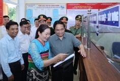 Bố trí, sắp xếp cán bộ cấp xã linh hoạt, phù hợp; tạo thói quen cho người dân làm thủ tục trực tuyến