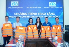 Quỹ Toyota Việt Nam thực hiện chương trình trao tặng áo phao cứu sinh năm 2025