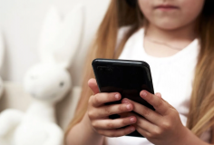 Lạm dụng điện thoại, iPad có thể làm giảm thành tích học tập ở trẻ