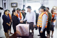 Tổng Bí thư Tô Lâm thăm, tặng quà người dân bị ảnh hưởng do mưa lũ tại Huế