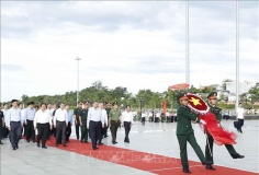 Tổng Bí thư Tô Lâm dâng hương tưởng niệm Chủ tịch Hồ Chí Minh và các anh hùng liệt sĩ tại Phú Quốc