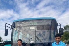 Nhân viên xe buýt Transerco hỗ trợ hành khách bị ngất trên xe đi cấp cứu