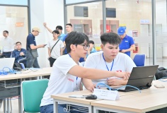 Các đội tuyển PROCON và Phần mềm nguồn mở bước vào ngày tranh tài kịch tính tại OLP’25