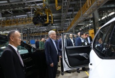 Phó Thủ tướng Thường trực Nguyễn Hòa Bình thăm Công ty VinFast