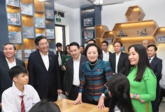 Phó Thủ tướng Phạm Thị Thanh Trà khánh thành Phòng thực hành giáo dục STEM tại Trường THPT Nguyễn Huệ, Lào Cai