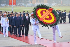 Đại biểu dự Đại hội Đảng lần thứ XIV vào Lăng viếng Chủ tịch Hồ Chí Minh