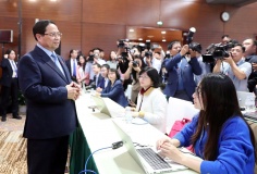 Thủ tướng Phạm Minh Chính thăm, động viên phóng viên báo chí tác nghiệp tại Đại hội XIV của Đảng