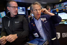 Chứng khoán Mỹ sụt điểm, bitcoin bị bán tháo, giá dầu hồi phục