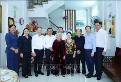 Thường trực Ban Bí thư Trần Cẩm Tú thăm, tặng quà Tết tại Đà Nẵng