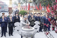 Tổng Bí thư Tô Lâm dâng hương tưởng niệm các đồng chí lãnh đạo tiền bối