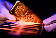 Giá vàng lao dốc về gần 4.900 USD/oz, SPDR Gold Trust bán ròng mạnh