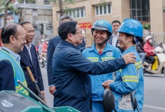 Thủ tướng Phạm Minh Chính cảm ơn, tặng quà công nhân vệ sinh môi trường tại Thủ đô