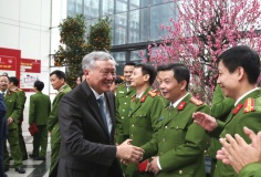 Phó Thủ tướng Thường trực Nguyễn Hòa Bình thăm, chúc Tết cán bộ, chiến sĩ Cục C03