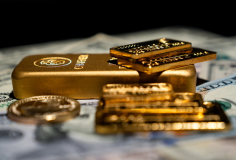 Vàng sụt giá do USD mạnh lên, SPDR Gold Trust mua thêm gần 8 tấn