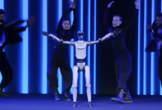 Xem robot hình người đầu tiên của Honor tiến hóa từ nguyên mẫu vụng về thành “vũ công” điêu luyện