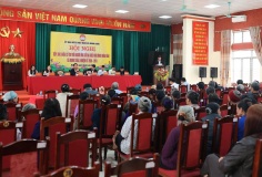 Ứng cử viên đại biểu HĐND xã Minh Châu tiếp xúc cử tri vận động bầu cử