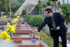 Thủ tướng dâng hương tưởng niệm Chủ tịch Hồ Chí Minh và các Anh hùng, liệt sĩ tại Điện Biên