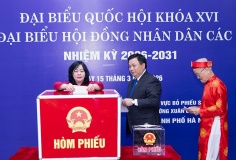 Chủ tịch Ủy ban Trung ương Mặt trận Tổ quốc Việt Nam Bùi Thị Minh Hoài cùng cử tri đi bầu cử