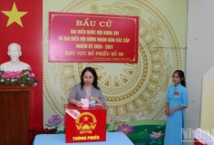 Phó Chủ tịch nước Võ Thị Ánh Xuân cùng cử tri bỏ phiếu bầu cử tại phường Long Xuyên, tỉnh An Giang