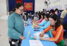 Cử tri cao tuổi và cử tri trẻ hào hứng đi bầu cử tại Khánh Hòa