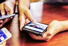 Người Việt dùng smartphone 7,1 giờ mỗi ngày