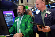 Chứng khoán Mỹ giữ đà hồi phục dù giá dầu leo thang trở lại