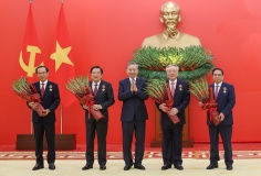 Tổng Bí thư Tô Lâm trao Huân chương Quân công hạng nhất và Huy hiệu Đảng tặng các đồng chí lãnh đạo, nguyên lãnh đạo