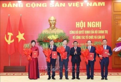 Công bố Quyết định của Bộ Chính trị về công tác tổ chức và cán bộ của 5 cơ quan