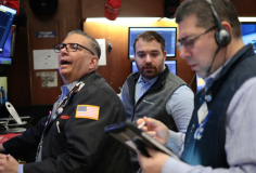 Chứng khoán Mỹ tăng điểm mạnh, giá dầu giảm trước khi Tổng thống Trump phát biểu về Iran