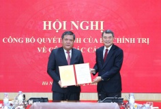 Đồng chí Lê Minh Hưng trao Quyết định của Bộ Chính trị chuẩn y đồng chí Trần Phong giữ chức Bí thư Tỉnh uỷ Khánh Hoà