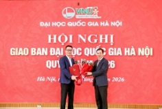 Giám đốc ĐHQGHN Bùi Thế Duy trao quyết định bổ nhiệm chức vụ Hiệu trưởng Trường Đại học Việt Nhật đối với ông Nguyễn Hoàng Oanh
