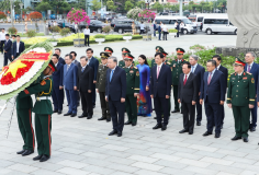 Tổng Bí thư, Chủ tịch nước Tô Lâm dâng hương tưởng niệm các Anh hùng liệt sĩ tại TP. Đà Nẵng