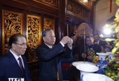 Trang nghiêm Lễ dâng hương tưởng niệm các Vua Hùng trên đỉnh núi Nghĩa Lĩnh