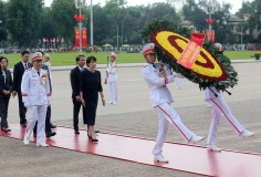 Thủ tướng Nhật Bản đặt vòng hoa viếng Chủ tịch Hồ Chí Minh và Đài tưởng niệm các Anh hùng liệt sĩ