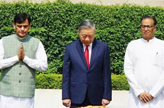 Tổng Bí thư, Chủ tịch nước Tô Lâm đặt vòng hoa tại Khu tưởng niệm Mahatma Gandhi và Tượng Chủ tịch Hồ Chí Minh