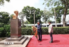 Tổng Bí thư, Chủ tịch nước Tô Lâm dâng hoa tại Tượng Chủ tịch Hồ Chí Minh ở Colombo