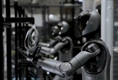 Robot hình người tự phân loại 65.000 bưu kiện trong suốt 50 giờ