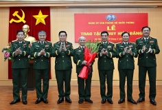 Đại tướng Phan Văn Giang trao Huy hiệu 70 năm tuổi Đảng tặng Đại tướng Phạm Văn Trà