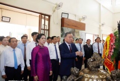 Tổng Bí thư, Chủ tịch nước và Phu nhân thăm Khu di tích Chủ tịch Hồ Chí Minh ở Udon Thani