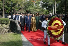 Tổng Bí thư, Chủ tịch nước Tô Lâm dâng hoa tại Tượng đài Chủ tịch Hồ Chí Minh ở Philippines