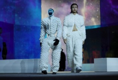 Robot hình người bước lên sàn catwalk, Hàn Quốc thử nghiệm tương lai nơi AI hòa vào đời sống